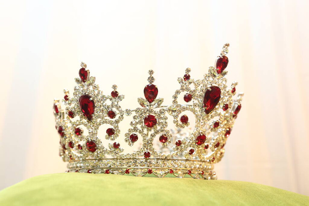 Miss Pageant Crown the Jewelry Diamond Pearl Silver Gold Ruby na polštáři na výstavě - Fotografie, Obrázek
