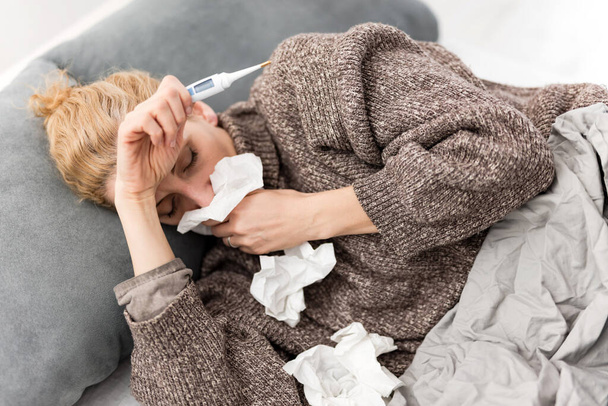 Γυναίκα άρρωστος στο κρεβάτι, γρίπη και λοιμώξεις του ιού, αλλεργία, εποχιακά θέματα υγείας. - Φωτογραφία, εικόνα