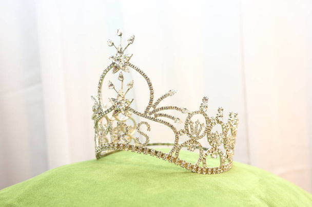 Miss Desfile Crown wth Joyería Diamante Perla Plata Oro Rubí en Cojín Almohada en exposición
 - Foto, imagen