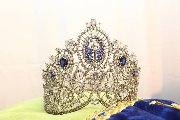 Miss Desfile Crown wth Joyería Diamante Perla Plata Oro Rubí en Cojín Almohada en exposición
 - Foto, Imagen