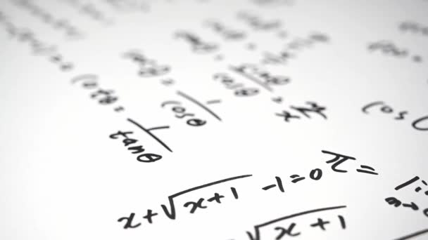 Slow Motion. Notities gevuld met wiskundige formules. Onderwijsconcept. - Video