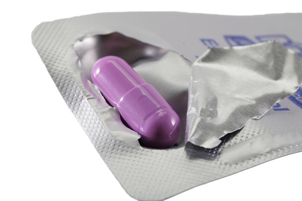 pohled na pilulku v blistru izolované proti Bílému pozadí - Fotografie, Obrázek