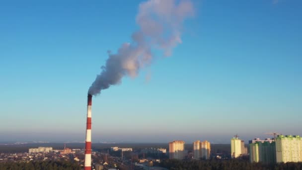 A kazáncső káros gázokat termel a légkörbe. Éghajlatváltozás. - Felvétel, videó