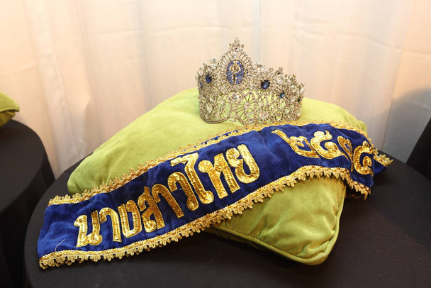Miss Pageant Crown ve Elmas İncisi Altın Yakut Yastık 'ta sergileniyor." - Fotoğraf, Görsel
