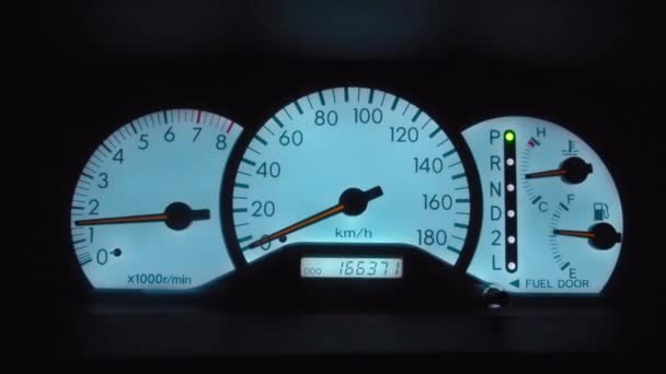 Auto dashboard met snelheidsmeter, toerenteller en indicatoren van olie- en brandstofniveau. - Video