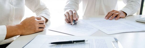 Агент по недвижимости брокер или застройщик, показывающий контракт на покупку дома сотруднику-консультанту
 - Фото, изображение