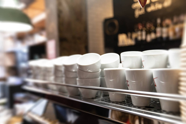 Warten auf eine Tasse aromatischen Kaffee. Weicher Fokus verschwommenes Bild einer Tasse stehen auf der Kaffeemaschine. Zubereitung von Tee oder Kaffee - Foto, Bild