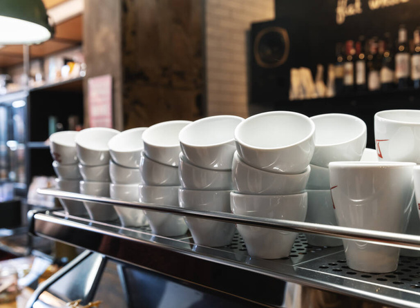 Warten auf eine Tasse aromatischen Kaffee. Tassen stehen auf der Kaffeemaschine. Zubereitung von Tee oder Kaffee - Foto, Bild