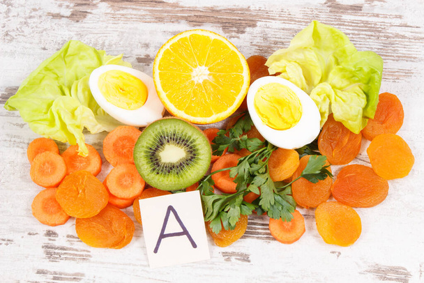 A-vitamint, élelmi rostot és ásványi anyagokat tartalmazó friss egészséges élelmiszerek, a tápláló táplálkozás fogalma - Fotó, kép