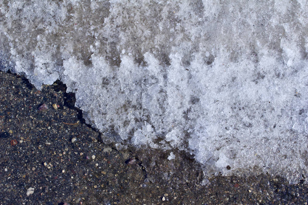 Close up texture astratta sfondo di neve e ghiaccio coperto asfalto superficie stradale con tracce di pneumatici
 - Foto, immagini