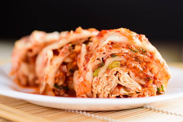 Kimchi káposzta fehér tányéron, koreai étel. - Fotó, kép