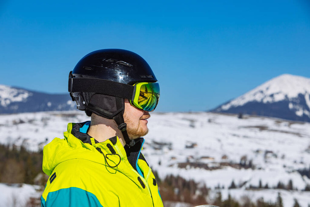 muž v helmě a lyžařské masce. odraz. zimní aktivita. slunečný den - Fotografie, Obrázek