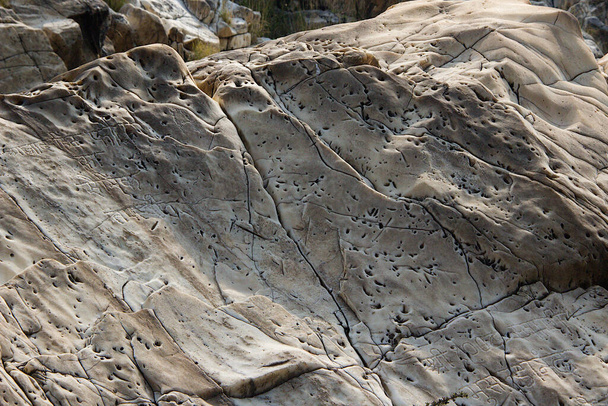 Крупный план поверхности мраморной породы в Бедагате около Джабальпура в штате Мадхья-Прадеш, Индия, Азия
 - Фото, изображение