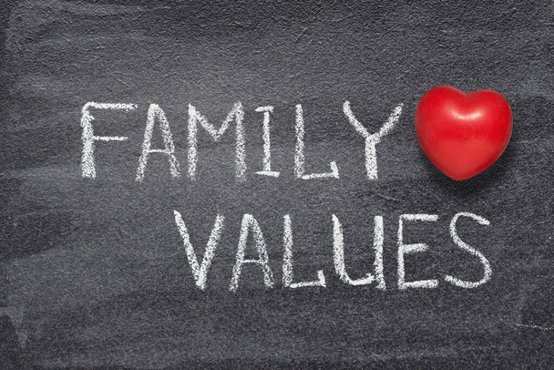 φράση οικογενειακών αξιών γραμμένη σε πίνακα με σύμβο κόκκινης καρδιάς - Φωτογραφία, εικόνα