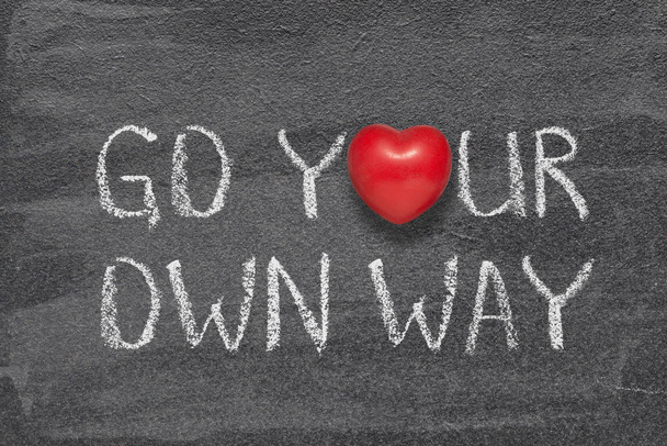 πηγαίνετε το δικό σας τρόπο φράση γραμμένο σε chalkboard με κόκκινο σύμβο καρδιά - Φωτογραφία, εικόνα