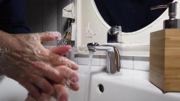 Onherkenbaar persoon die zijn handen wast met zeep - Video