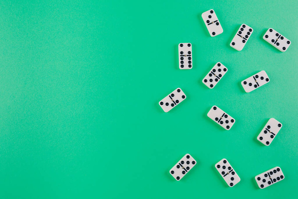 bovenaanzicht van domino tegels op groene achtergrond - Foto, afbeelding