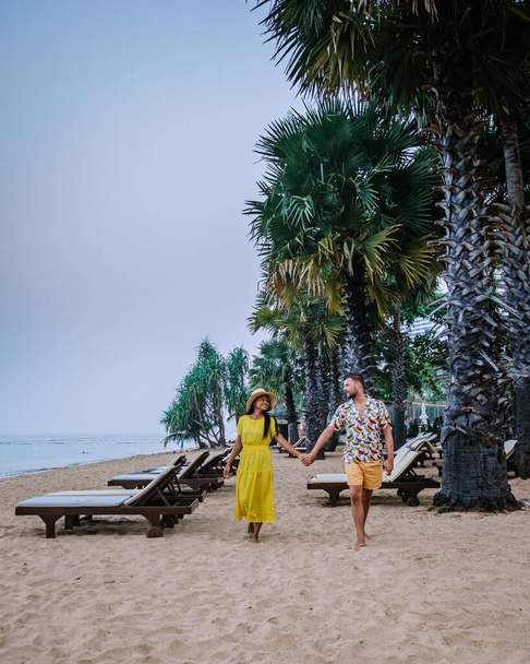 NaJomtien Pattaya Thaïlande, couple hommes et femmes marchant sur la plage au lever du soleil à Pattaya Thaïlande
 - Photo, image
