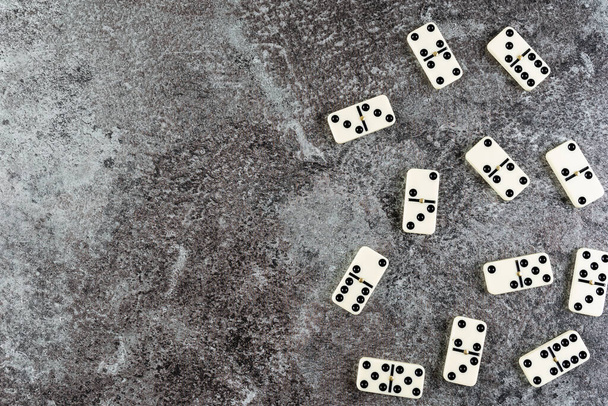 bovenaanzicht van domino tegels op marmeren stenen achtergrond - Foto, afbeelding