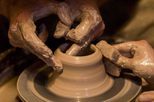壺を作る陶工の手を閉じる - 写真・画像