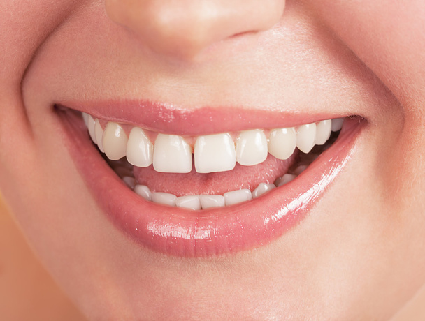 Lábios e dente closeup de bela jovem mulher isolada no whit
 - Foto, Imagem