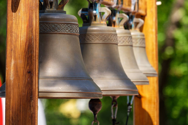 grandes campanas de la calle se establecen fuera de las vacaciones
 - Foto, Imagen