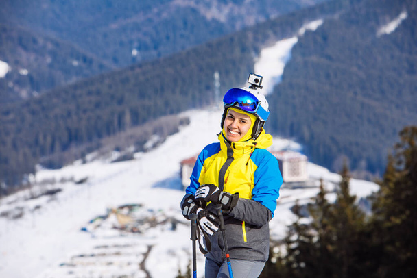 Nainen hiihtovälineissä kukkulan laella. elämäntapa
 - Valokuva, kuva