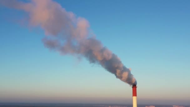 industriële rook van schoorsteen op blauwe hemel - Video