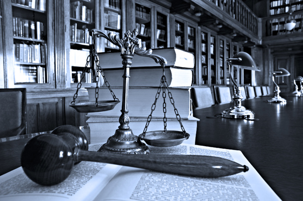 Escalas decorativas de justiça na biblioteca
 - Foto, Imagem