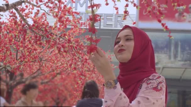 Süßes Damen-Selfie mit Sakura-Blume im Siamsquar Center in Bangkok - Filmmaterial, Video