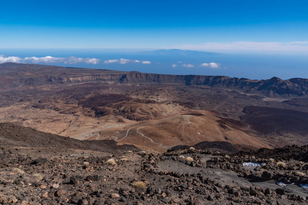Uitzicht vanaf Teide Las Canadas Caldera vulkaan met vaste lava en Montana Blanca berg. Nationaal Park Teide, Tenerife, Canarische Eilanden, Spanje.  - Foto, afbeelding
