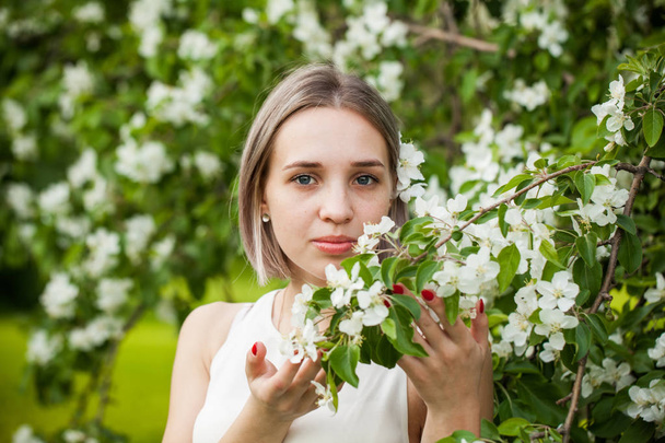 Mujer bonita joven con flores de manzano
 - Foto, imagen