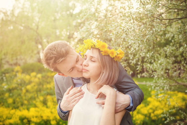 Güneşli bir günde dışarıda öpüşen genç bir çift. - Fotoğraf, Görsel