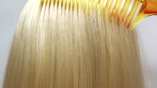 ハイライトのブロンドの髪のテクスチャの背景のブラッシング - 映像、動画