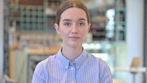 Portret van Optimistische jonge zakenvrouw met vingers gekruist - Video