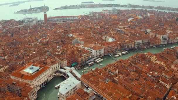 περίφημη γέφυρα Venice κανάλι grande rialto - Πλάνα, βίντεο