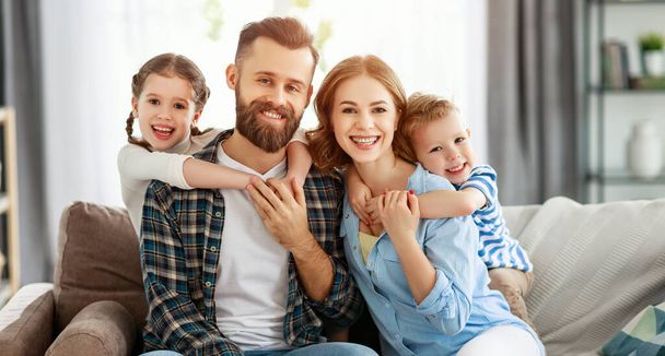 szczęśliwa rodzina matka ojciec i dzieci w domu na kanapie - Zdjęcie, obraz