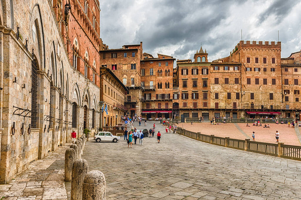 SIENA, WŁOCHY - CZERWCA 22: Widok na Piazza del Campo, jeden z największych średniowiecznych placów w Europie i główny punkt orientacyjny w Sienie we Włoszech, 22 czerwca 2019 r. - Zdjęcie, obraz