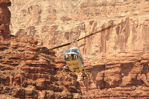 ハヴァスパイ族部族 - グランドキャニオンのヘリコプターに乗る - 写真・画像