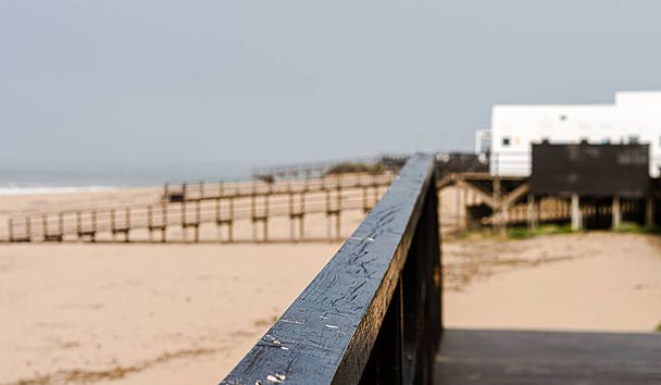 Dřevěné zábradlí vidět v perspektivě u vchodu na pláž - Fotografie, Obrázek