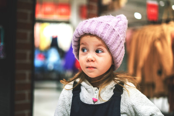 Little Girl Shopping Center Purple Knitted Hats - Foto, Imagen