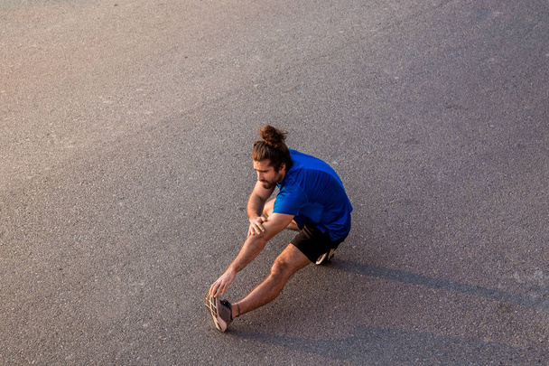 jeune homme streching avant de courir
 - Photo, image
