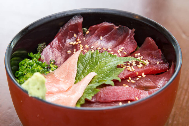Візьміть смачну страву з морепродуктів в японському ресторані суші. - Фото, зображення