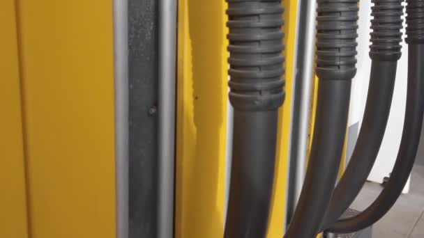Αρσενικό χέρι κρατώντας ένα ακροφύσιο βενζίνης σε ένα βενζινάδικο. Αργή κίνηση - Πλάνα, βίντεο