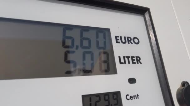 LCD-Anzeige des steigenden Benzinpreises pro Liter - Filmmaterial, Video