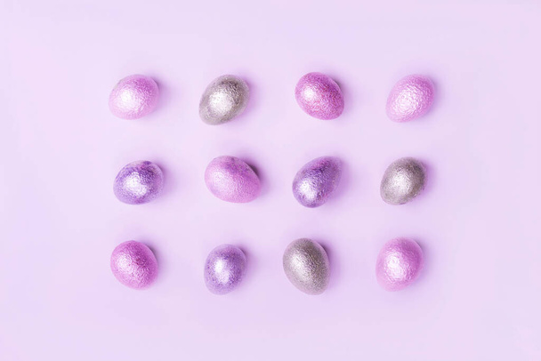 Colored painted pearl chicken and quail eggs of pink, silver, golden color - 写真・画像