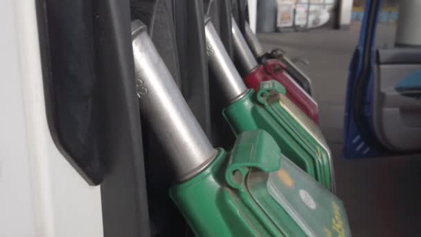 Üzemanyagszivattyú-fúvókák különböző típusú üzemanyagokhoz töltőállomáson - Felvétel, videó