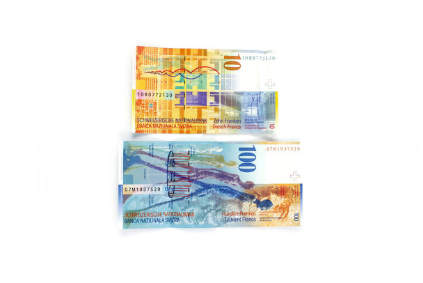 Τραπεζογραμμάτια του ελβετικού φράγκου που έχουν απομονωθεί σε λευκό φόντο, δέκα και hunderd - Φωτογραφία, εικόνα