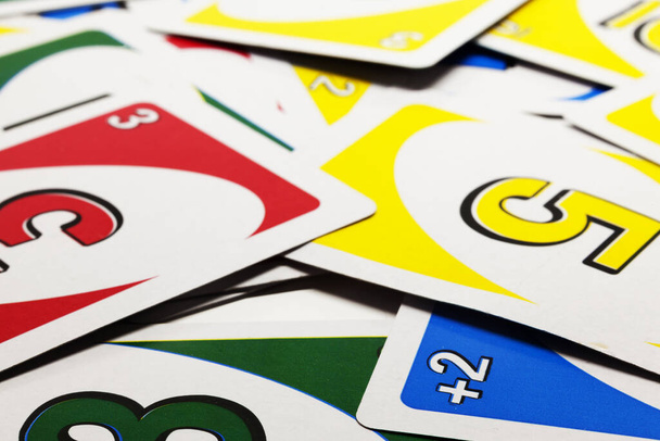 Umea, Norrland Sweden - February 16, 2020: Παιχνίδια καρτών με διαφορετικούς αριθμούς τοποθετούνται τυχαία στο τραπέζι - Φωτογραφία, εικόνα