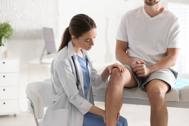 Orthopädin untersucht Bein von Patientin in Klinik - Foto, Bild
